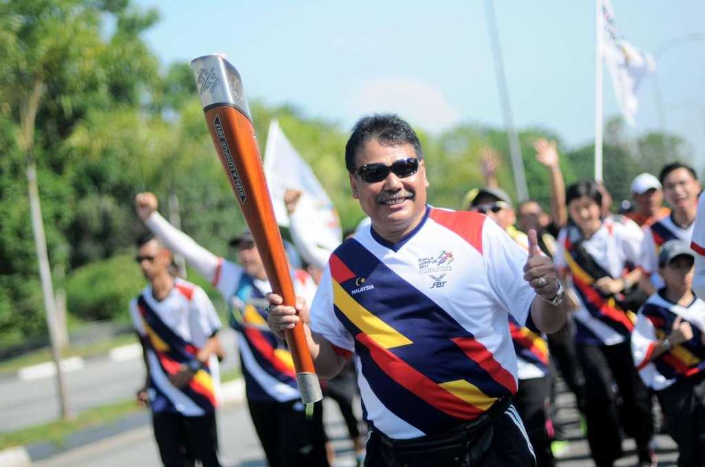 LARIAN OBOR KL2017: PENGHORMATAN PENGARAH SEBAGAI PEMBAWA 